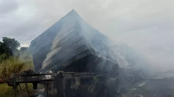 Bombeiros combatem incêndio em vagão de carreta que transportava algodão