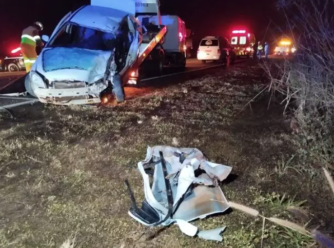 Condutor de Ford Ká morre ao colidir de frente com caminhão, na BR-163