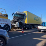 Engavetamento envolvendo 4 caminhões deixa trânsito fechado na BR-163, na Capital