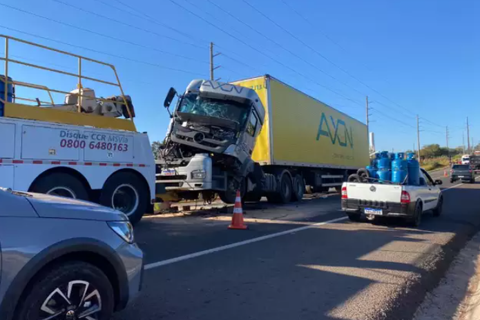 Engavetamento envolvendo 4 caminhões deixa trânsito fechado na BR-163, na Capital