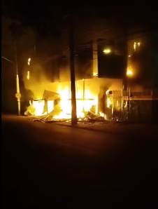 Fachada e depósito de supermercado pegam fogo no São Jorge da Lagoa