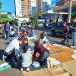 Fiéis confeccionam tradicional tapete de Corpus Christi, na Avenida Afonso Pena