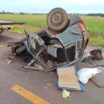 Homem morre em acidente com Uno partido ao meio e VW Saveiro incendiada, na BR-463