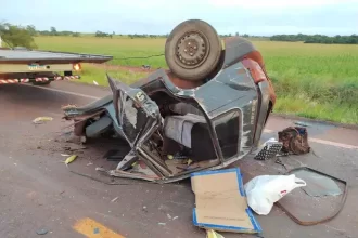 Homem morre em acidente com Uno partido ao meio e VW Saveiro incendiada, na BR-463