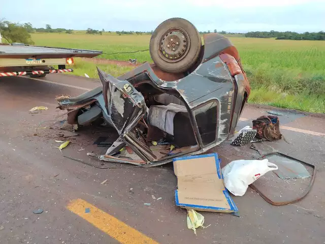 Homem morre em acidente com Uno partido ao meio e VW Saveiro incendiada, na BR-463