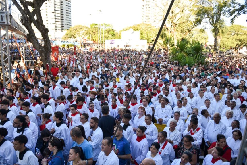 Shows católicos e 1.300 metros de tapetes arrastam milhares na Capital no feriadão de Corpus Christi