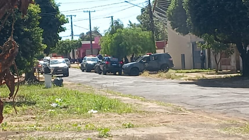 Viaturas do Batalhão de Choque e da Romu, na Vila Duque de Caxias, chamam atenção