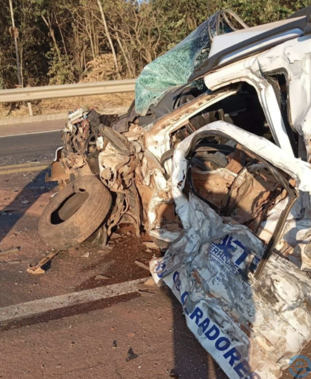 Acidente entre carreta e carro de passeio mata um na BR-163