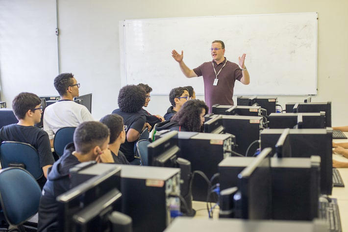 Novo Ensino Médio: Câmara aprova versão final sem espanhol e com 2,4 mil horas de carga básica