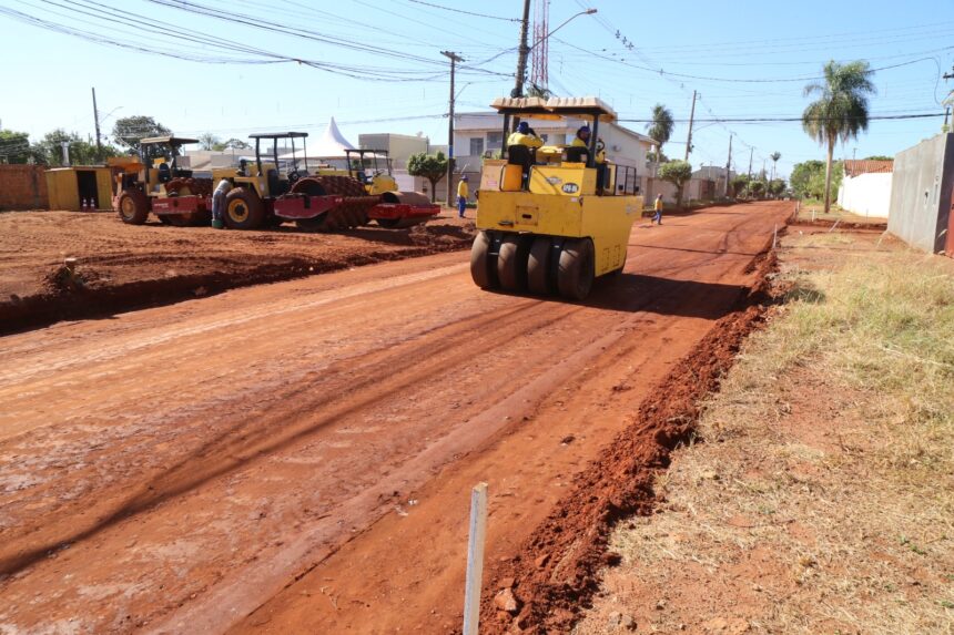 Obras de pavimentação e drenagem em ruas do Jardim Itatiaia põe fim a décadas de espera por melhorias