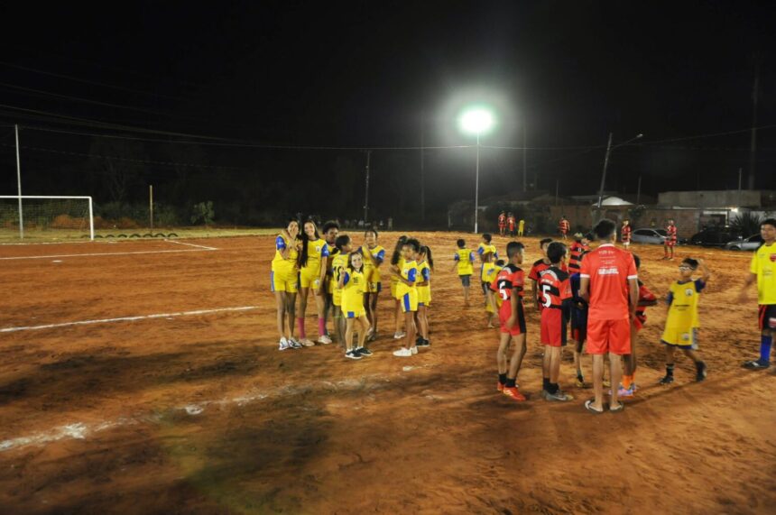 Prefeitura entrega iluminação para esporte e lazer no Campo de Futebol do Bairro Serraville