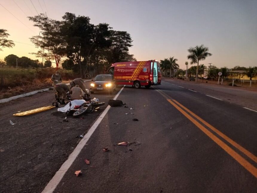 Um morre e outro fica em estado grave em colisão entre moto e carreta na BR-262