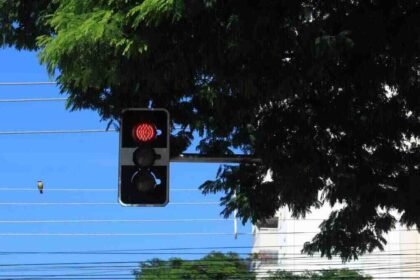 semáforo tampado rua bahia