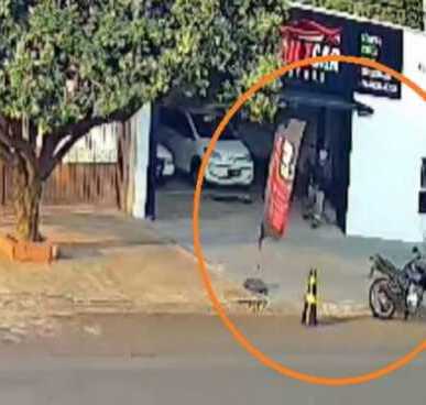 Atirador desce de moto em frente à garagem de carros e tenta matar funcionário a tiros