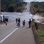 Barragem de condomínio estoura e interdita totalmente trecho da BR-163, entre CG e Jaraguari