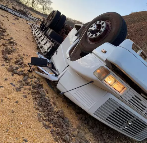 Caminhão capota na BR-060 e motorista é encontrado morto na cabine