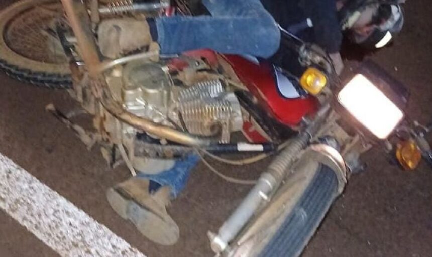 Homem é encontrado morto com a motocicleta em cima do seu corpo, na MS-463