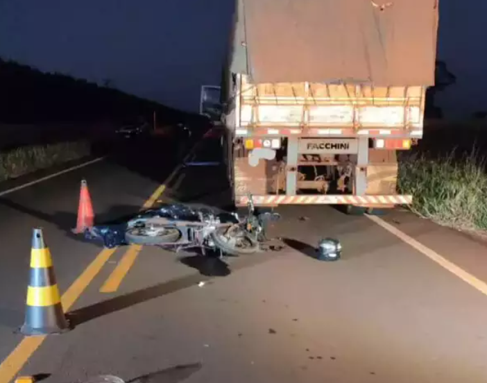 Jovem bate com moto na traseira de carreta estacionada e morre, em Caarapó