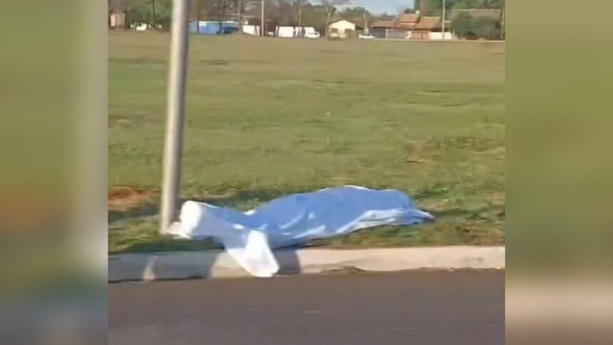 Motociclista morre, após perder controle em rotatória e colidir em poste, no Nova Campo Grande