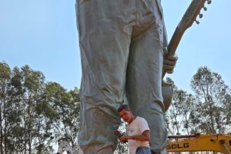 João Carreiro: escultor Juvenal Irene dá os retoques finais na estátua em homenagem ao cantor