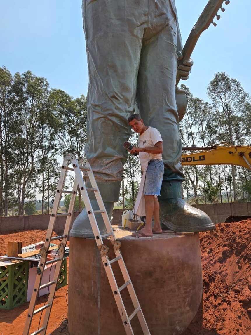 João Carreiro: escultor Juvenal Irene dá os retoques finais na estátua em homenagem ao cantor