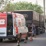 Motociclista fica em estado grave, após colidir na traseira de carreta, no Indubrasil