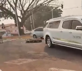 VÍDEO: Em plena sexta-feira 13, caixão com corpo cai na Avenida Gunter Hans, na Capital