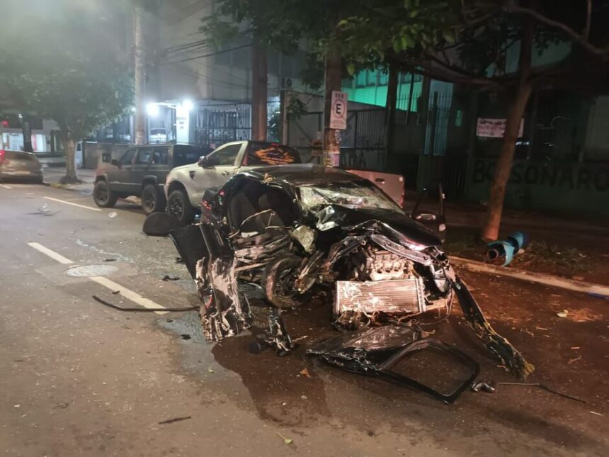 Bêbado, condutor de Corsa colide em carros na Afonso Pena e deixa 2 feridos na madrugada