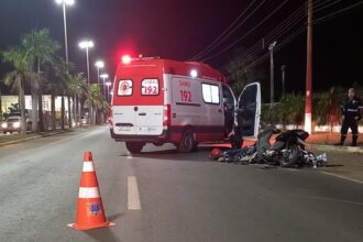 Dois rapazes em moto morrem, após colidirem atrás de carreta, em Três Lagoas