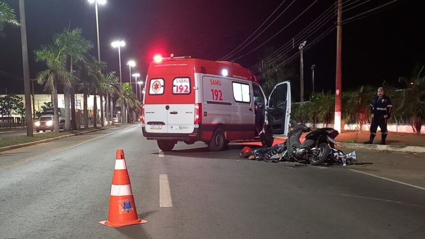 Dois rapazes em moto morrem, após colidirem atrás de carreta, em Três Lagoas