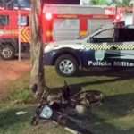 Jovem colide moto contra árvore e morre na madrugada, em Chapadão do Sul