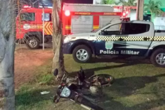 Jovem colide moto contra árvore e morre na madrugada, em Chapadão do Sul