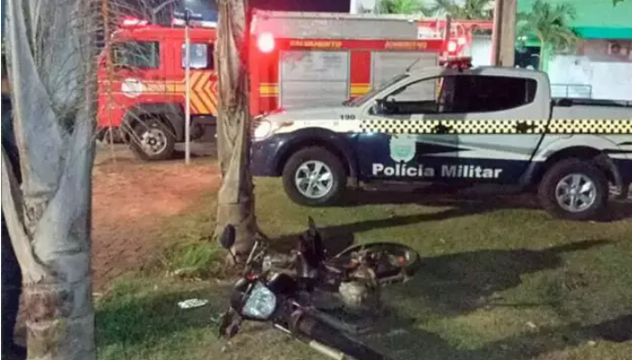 Jovem colide moto contra árvore e morre na madrugada, em Chapadão do Sul