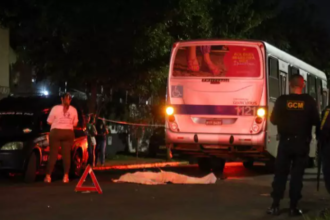 Jovem motociclista morre ao colidir em ônibus, em cruzamento da Capital