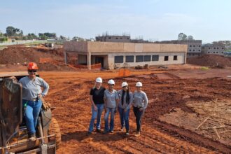 Mulheres na linha de frente: a revolução feminina nos Canteiros de Obras