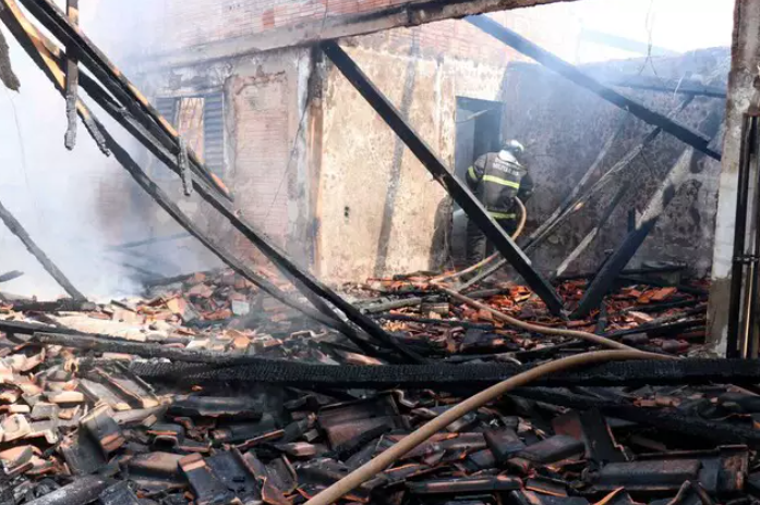 Tanque de moto explode e causa incêndio em casas no Bairro Aero Rancho